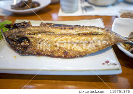 Grilled mackerel, a delicious Korean dish 119761576