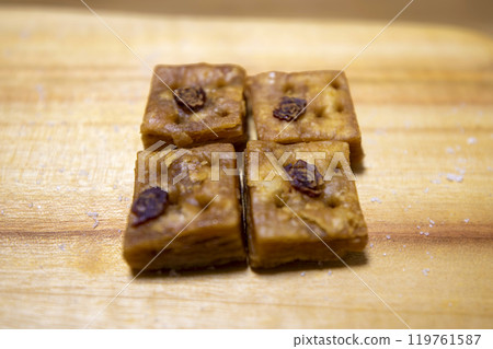 This is yakgwa, a delicious Korean food. 119761587