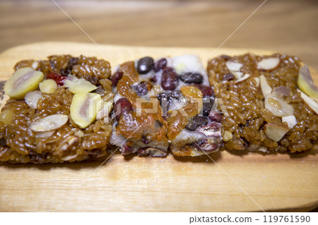 This is Yaktteok, a delicious Korean food. 119761590
