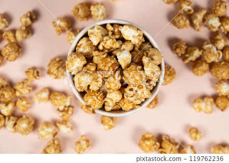 Sweet caramelized popcorn in a bucket top view 119762236
