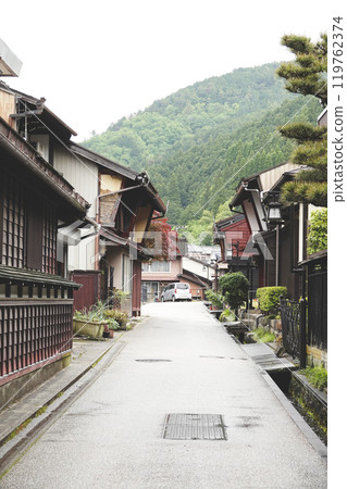 Beautiful green mountains and the old town of Gujo Hachiman 119762374