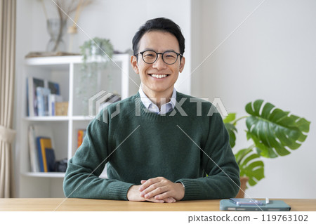 Alafor man smiling looking at the camera 119763102