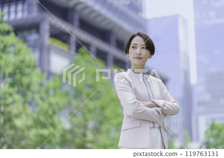 站在辦公區的女商人的肖像 119763131
