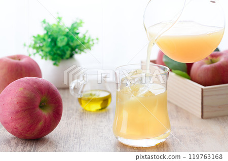 100% fruit juice Apple juice 119763168