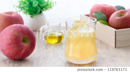 100% fruit juice Apple juice 100% fruit juice Apple juice 119763171