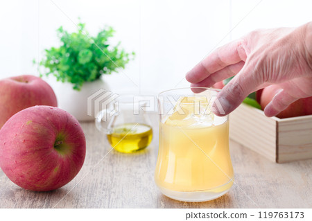 100% fruit juice Apple juice 119763173