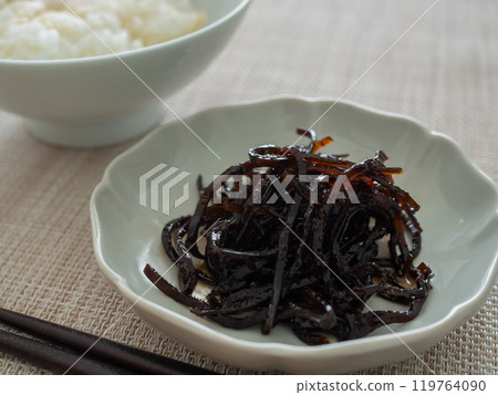 昆布佃煮裝在小盤子裡 119764090