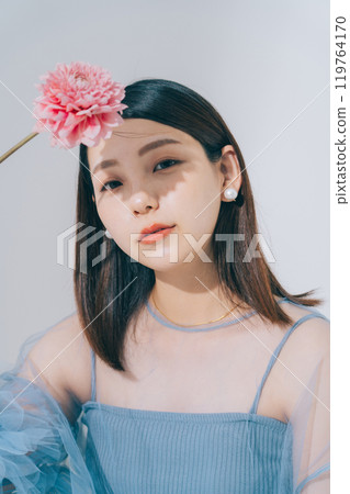 年輕女子和鮮花的美麗形象 119764170