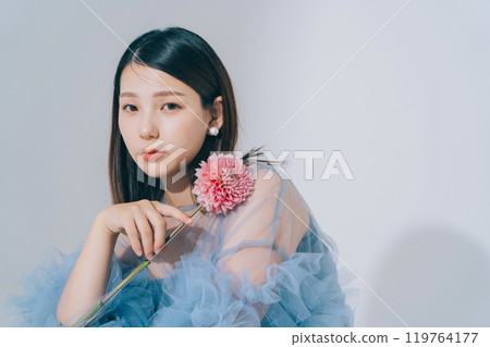 年輕女子和鮮花的美麗形象 119764177