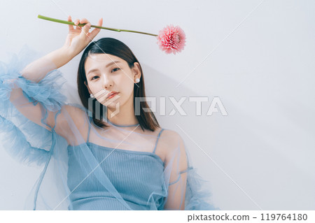 年輕女子和鮮花的美麗形象 119764180