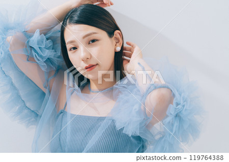 年輕女性的時尚與美麗形象 年輕女性的時尚與美麗形象 119764388