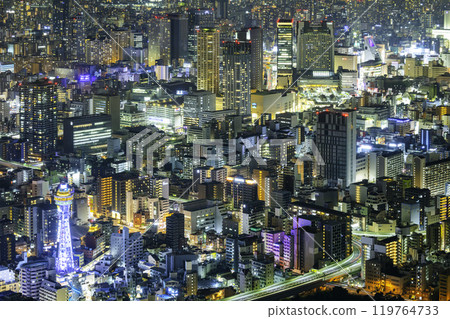 從阿倍野 Harukas 展望台眺望的大阪夜景:通天閣燈火通明 從阿倍野 Harukas 展望台眺望的大阪夜景:通天閣燈火通明 119764733