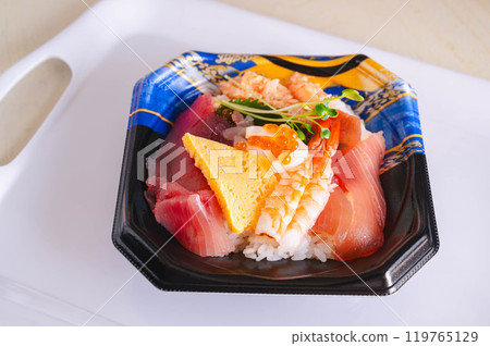 托盤上的海鮮碗 119765129