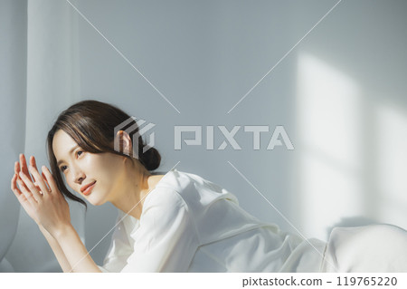 窗邊的年輕女子 窗邊的年輕女子 119765220