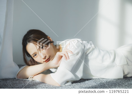 窗邊的年輕女子 窗邊的年輕女子 119765221