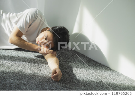 窗口邊的年輕人 窗口邊的年輕人 119765265