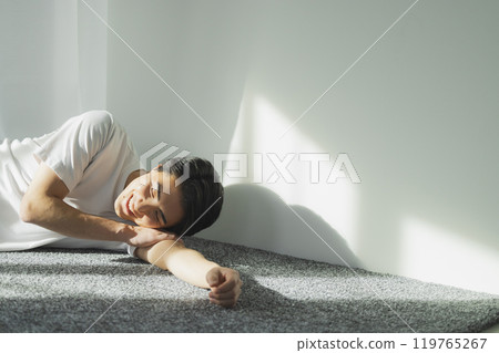 窗口邊的年輕人 窗口邊的年輕人 119765267
