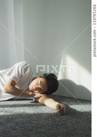 窗口邊的年輕人 119765268