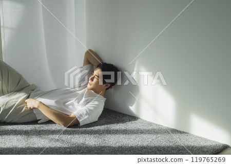 窗口邊的年輕人 窗口邊的年輕人 119765269