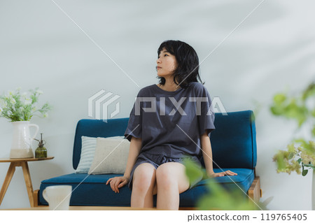 房間裡的一位年輕女子穿著伸展身體 119765405