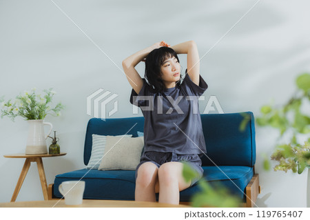 房間裡的一位年輕女子穿著伸展身體 119765407