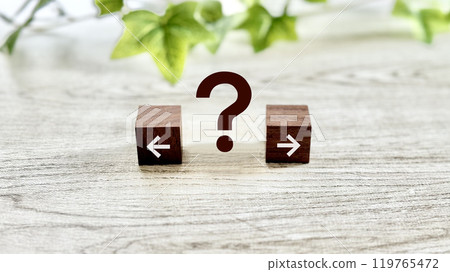 Two wooden cubes with arrows and a question mark_whiteboard background 119765472