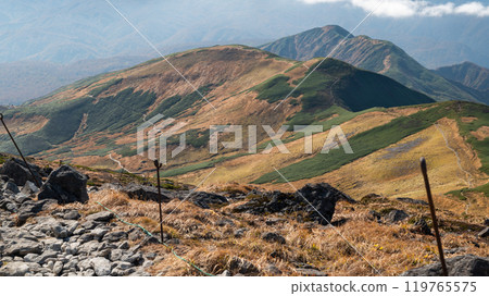 從月山看到的山形鵜鶘山和湯殿山的山脊線 119765575