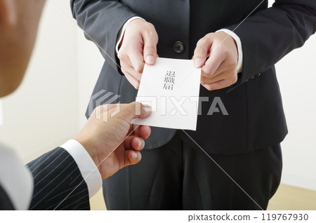 提交辭職通知的女性（無臉） 119767930