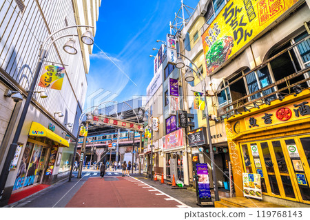日本東京城市景觀從新橋西口街的酒吧區看新橋站（烏森口）= 10月27日 119768143