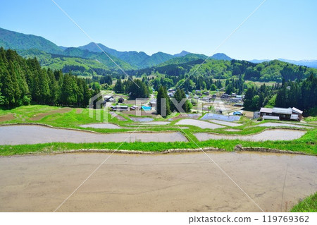 Kitagumagawa河(新潟)的水稻梯田 Kitagumagawa河(新潟)的水稻梯田 119769362