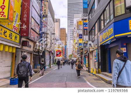 日本東京城市景觀：新宿西口的吧台區。人們要去後面的辦公區工作... = 21 號 119769366