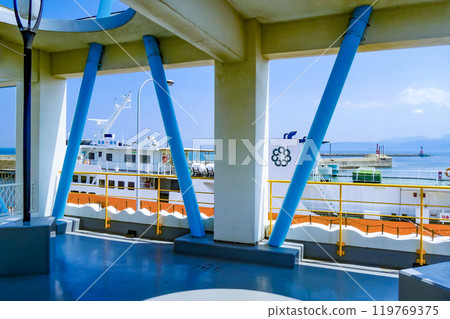 The ferry deck and the moored Himeshima Ferry 119769375