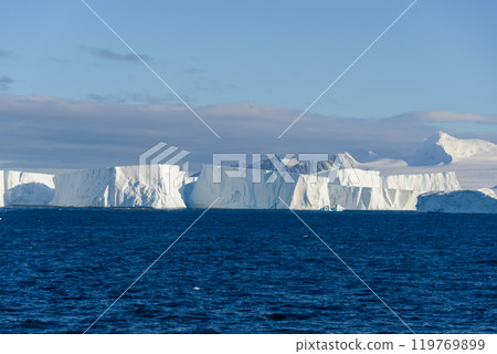 Antarctic seascape with iceberg 119769899
