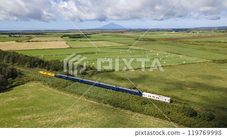 皇家快車一邊行駛一邊眺望遠方的利尻島 119769998