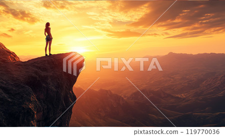 一個女人站在懸崖頂上和日落 119770036