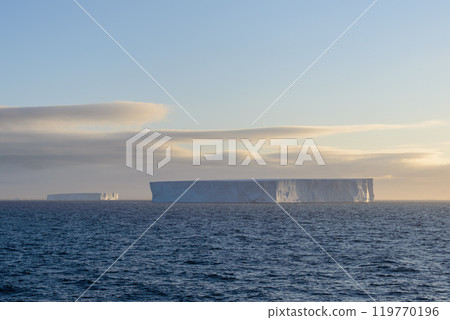 Antarctic seascape with iceberg 119770196