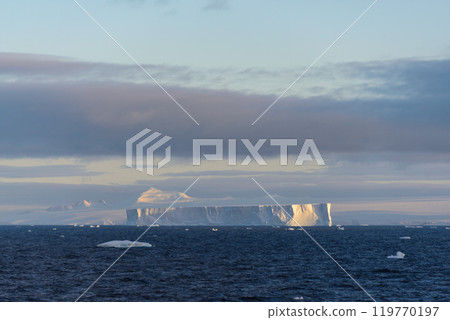 Antarctic seascape with iceberg 119770197