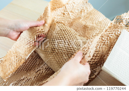 Eco friendly brown paper honeycomb wrap for product packaging parcel carton box Eco friendly brown paper honeycomb wrap for product packaging parcel carton box 119770244