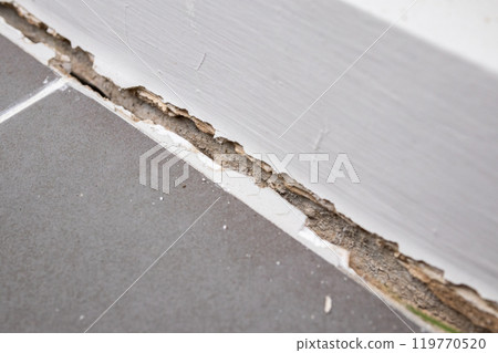 cracked concrete floor of the house 119770520