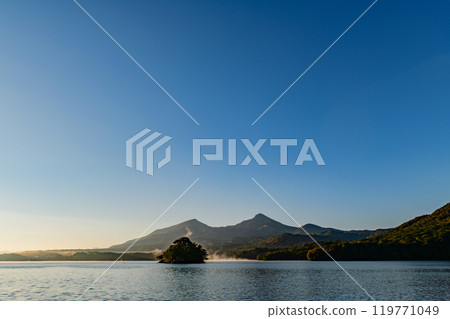 萬代山山麓的檜原湖 萬代山山麓的檜原湖 119771049