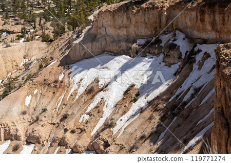 Stunning views of the Bryce Canyon amphitheater during winter with lots of snow. 119771274