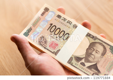 A man holding the new 10,000 yen bill 119771884