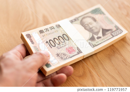 A man holding the new 10,000 yen bill 119771957