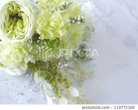 白色和綠色花束(大理石背景) 白色和綠色花束(大理石背景) 119772160