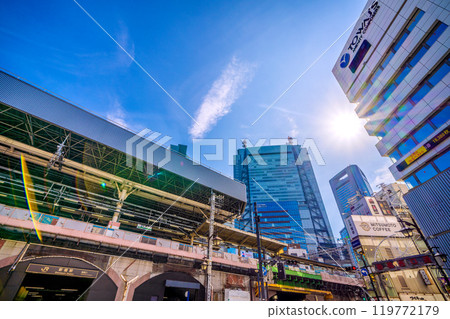 日本十月的東京城市景觀。新橋站（烏森口）、新橋西口大街、汐留建築物的景色...希望之光=27日 119772179