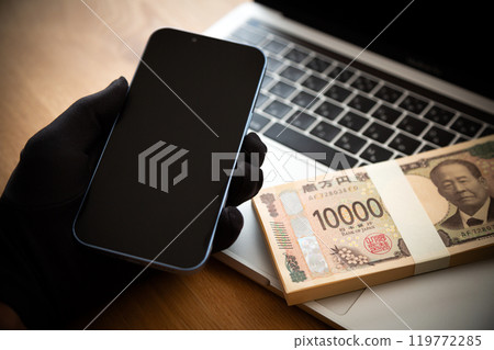 偷錢、智慧型手機和電腦的罪犯的手 偷錢、智慧型手機和電腦的罪犯的手 119772285