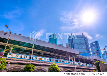 日本十月的東京城市景觀。新橋站日比谷口和電車的景色。希望之光…=27日 日本十月的東京城市景觀。新橋站日比谷口和電車的景色。希望之光…=27日 119772324