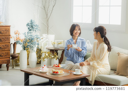 兩個女人在咖啡館聊天 119773681