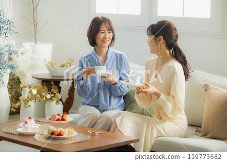 Two women having a conversation in a cafe 119773682