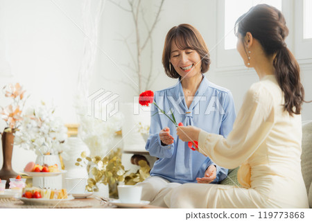 兩個女人在咖啡館聊天 119773868